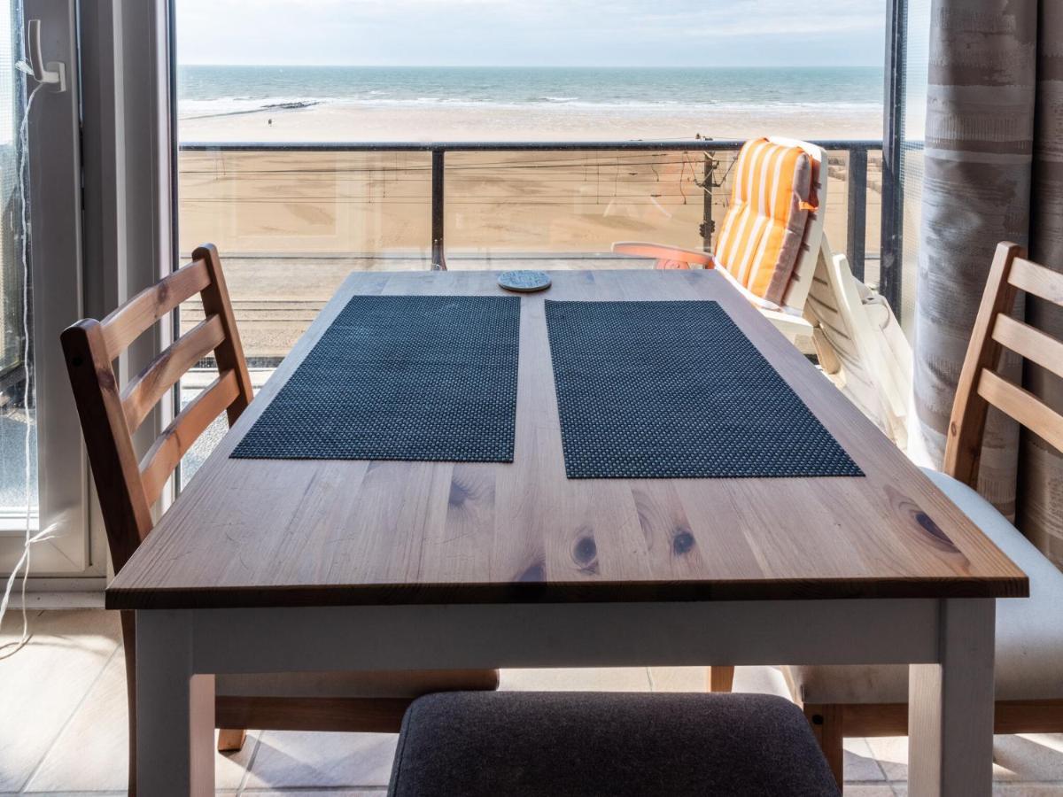 Contemporary Apartment In Oostende With Balcony Exterior foto