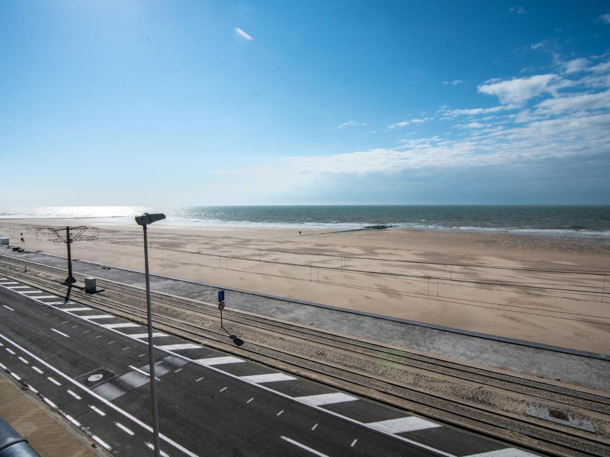 Contemporary Apartment In Oostende With Balcony Exterior foto